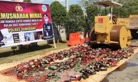  Jajaran petugas Polres Sumedang dihadiri oleh ulama serta tokoh masyarakat  menghancurkan ribuan botol minuman keras (miras) dan tuak di Mapolres  Sumedang, Ahad (5/5). Kegiatan tersebut dilakukan menjelang sekaligus  menyambut bulan suci puasa Ramadhan, Senin (6/5).