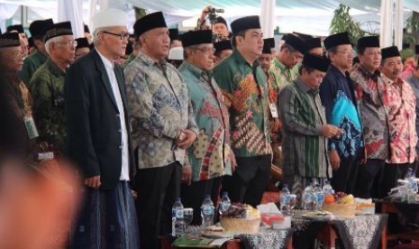 Jajaran pimpinan PBNU dalam pembukaan Rapat Pleno PBNU di Pesantren Khas, Kempek Cirebon, Ahad (24/7)