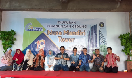 Jajaran pimpinan STMIK Nusa Mandiri saat acara syukuran penggunaan gedung Nusa Mandiri Tower.