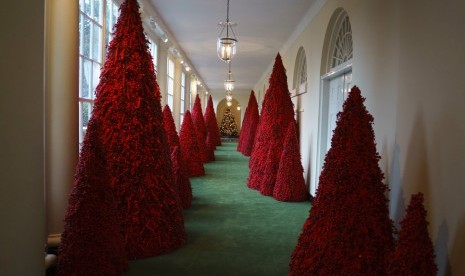 Jajaran pohon dalam warna merah menghiasi salah sudut bagian di Gedung Putih. Pilihan dekorasi Gedung Putih jelang tutup tahun disebut Melania Trump bertema American Treasures.