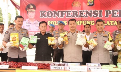 Jajaran Polda Lampung memberikan keterangan pers terkait penyelundupan narkoba di Mapolres Lampung Selatan, Kamis (10/4). 