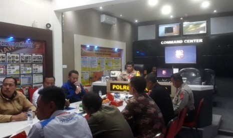 Jajaran Polres Bandung, TNI dan instansi terkait menggelar rapat koordinasi persiapan pertandingan piala Indonesia antar Persib Bandung melawan Borneo FC di si Jalak Harupat, Kamis (2/5). 