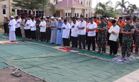 Jajaran Polres bersama Pemerintah Kabupaten Muba serta Kodim 0401 Muba kembali menggelar Shalat Istisqa atau Shalat meminta hujan, kali ini diselenggarakan di Halaman Mapolres Muba, Rabu (18/9).