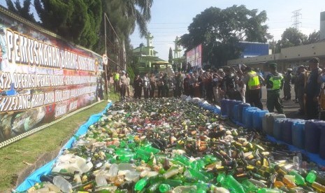 Jajaran Polres Cimahi, Pemkot Cimahi dan Pemkab Bandung Barat memusnahkan ribuan minuman keras (miras), ciu dan tuak di halaman Mapolres Cimahi, Selasa (28/5). 