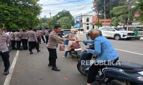 Jajaran Polres Indramayu kembali menggelar aksi berbagi takjil kepada masyarakat, Selasa (4/3/2025) sore. 