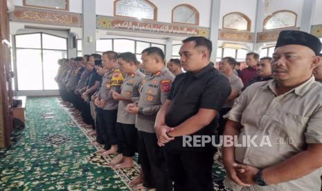 Jajaran Polres Indramayu melaksanakan Sholat Gaib untuk tiga anggota Polri yang gugur di Way Kanan, Lampung, Selasa (18/3/2025). 