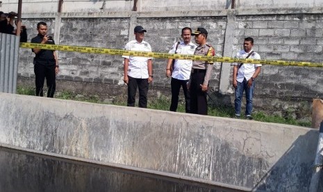 Jajaran Polres Karawang, menyegel IPAL PT Sinar Putra Hugitex yang berada di Desa Parung Mulya, Kecamatan Ciampel, Jumat (29/6). Perusahaan ini diduga telah mencemari anak Sungai Citarum. 