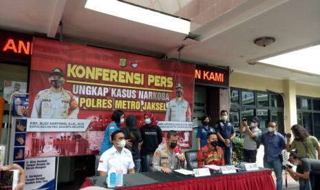 Jajaran Polres Metro Jakarta Selatan merilis penangkapan mantan penyanyi cilik era 1980-an Iyut Ratna Fairuz Albar atau Iyut Bing Slamet (IBS) terkait kasus narkoba jenis Sabu, Jakarta Selatan, Sabtu (5/12).