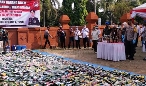 Jajaran Polresta Cirebon memusnahkan ribuan minuman keras (miras) berbagai merek