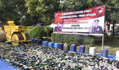 Jajaran Polresta Cirebon memusnahkan ribuan minuman keras (miras) berbagai merek