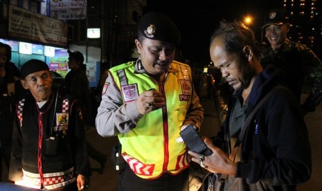 Jajaran polresta Depok melakukan razia gabungan untuk mengatasi aksi kejahatan pada malam hari, Depok, Jawa Barat, Ahad (8/3) dinihari.  (foto : MgROL_37)