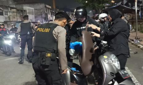 Petugas kepolisian melakukan razia terhadap pengendara motor dan mobil (ilustrasi)