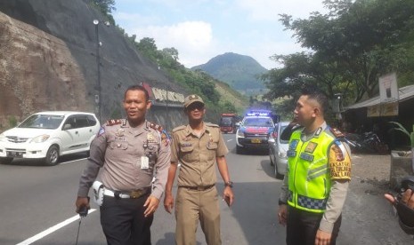 Jajaran Satlantas Polres Bandung meninjau jalur Nagreg yang akan dilewati pemudik pada saat jelang hari Raya Idul Fitri, Jumat (3/5).