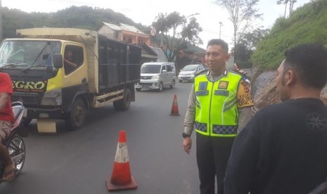 Jajaran Satlantas Polres Bandung meninjau jalur Nagreg yang akan dilewati pemudik pada saat jelang hari Raya Idul Fitri, Jumat (3/5).