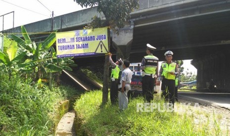 Jajaran Satlantas Polres Purwakarta menggandeng PT Jasa Raharja untuk menekan angka kecelakaan lalu lintas di wilayah ini, dengan pemasangan banner dan spanduk himbauan di sejumlah titik rawan kecelakaan, Senin (26/3). Ada enam wilayah yang rawan laka di Kabupaten Purwakarta.