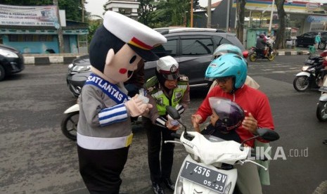 Jajaran Satlantas Polres Purwakarta, sosialisasikan bahaya petasan sekaligus berbagi kebahagiaan dengan pembagian takjil kepada para pengguna jalan, di Perempatan Taman Pembaharuan Jl Veteran, Purwakarta, Senin (28/5). 