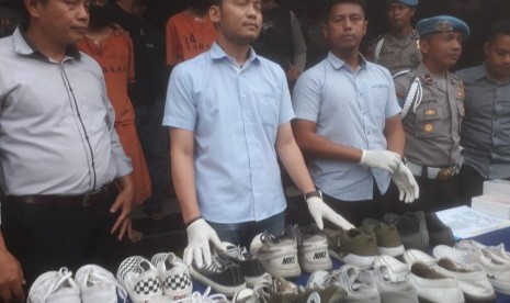 Jajaran Satreksrim Polres Cimahi berhasil meringkus pelaku pencurian sepatu bermerek di Kota Cimahi, Kamis (22/8).