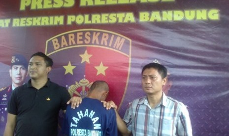 Jajaran Satreskrim Polresta Bandung berhasil meringkus Jaenudin  (38), pelaku pencabulan terhadap seorang remaja berinisial Bunga (13). Saat  melakukan aksinya, pelaku merekam adegan bejat tersebut dan menyebarkan  video itu ke media sosial dengan menggunakan akun palsu Shinta dan Riska.