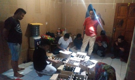 Jajaran satuan narkoba (Sat Narkoba) Polres Purwakarta dibantu anggota Polsek Plered, menggerebek gudang minuman keras (miras) yang ada di Kampung Nangorak.