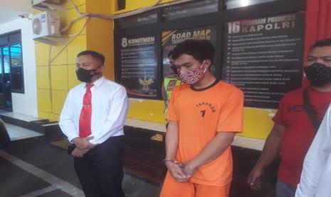 Jajaran Unit Reskrim Polsek Lengkong menembak pelaku begal berinisial AA terhadap sopir taksi online di bagian kaki karena melakukan perlawanan terhadap petugas saat hendak diamankan. Pelaku sebelumnya sempat menganiaya korban dengan senjata tajam dan membawa kabur kendaraan roda empat. 