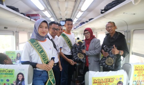 Jaka dan Rara Kota Cirebon 2019 membagikan souvenir dari Daop 3 Cirebon kepada sejumlah penumpang KA Argo Cheribon.