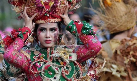 Jakarnaval 2013 dalam rangkat HUT Jakarta ke 486 di Jalan MH Thamrin, Jakarta, Ahad (30/6).