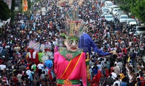 Jakarnaval 2013 dalam rangkat HUT Jakarta ke 486 di Jalan MH Thamrin, Jakarta, Ahad (30/6).