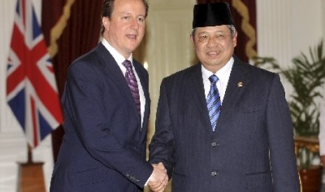 JAKARTA, 11/4 - KUNJUNGAN PM INGGRIS. Presiden Susilo Bambang Yudhoyono (kanan) berjabat tangan dengan perdana Menteri (PM) Inggris David Cameron (kiri) saat mengadakan pertemuan di Istana Merdeka, Jakarta, Rabu (11/4). (Antarafoto)