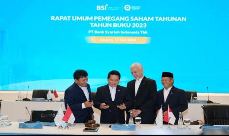 Jakarta, 17 Mei 2024. Direktur Utama BSI Hery Gunardi (tengah) didampingi Wakil Direktur Utama BSI Bob Tyasika Ananta (paling kiri), Direktur Compliance & Human  Capital BSI Tribuana Tunggadewi (tiga dari kiri) dan Direktur Finance & Strategy BSI Ade Cahyo Nugroho (paling kanan) berbincang saat Press Conference RUPST BSI Tahun Buku 2023.