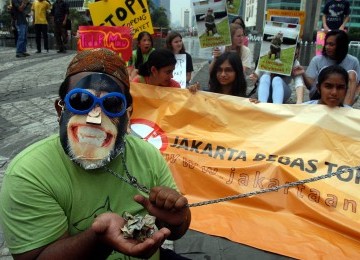 Jakarta Animal Aid Network melakukan kampanye 'Bebaskan Jakarta dari Topeng Monyet' di Bundaran HI, Jakarta, Ahad (18/9). (Republika/Agung Supriyanto)