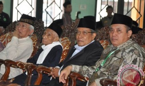 KH Sahal Mahfudz (kedua dari kiri) semasa hidupnya, saat mengikuti rapat Pleno PBNU bersama Wakil Ketua Rois Aam PBNU KH Mustofa Bisri, Ketua Umum PBNU KH Said Aqil Siroj dan Wakil Ketua Umum KH As'ad Said Ali.(ANTARA FOTO/pd)