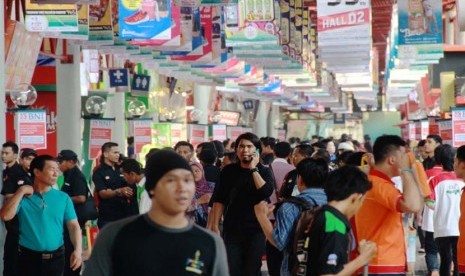 Jakarta Fair Kemayoran 2014: Pengunjung memadati area pameran Jakarta Fair Kemayoran 2014 di arena JIEXpo, Jakarta, Jumat (6/6).