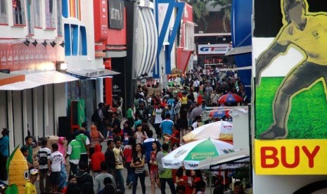 Jakarta Fair Kemayoran 2014: Pengunjung memadati area pameran Jakarta Fair Kemayoran 2014 di arena JIEXpo, Jakarta, Jumat (6/6).