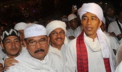 Jakarta governor Jokowi (right with red scarf) join the Jakarta Night Religious Festival parade on Monday, Oktober 14, 2013