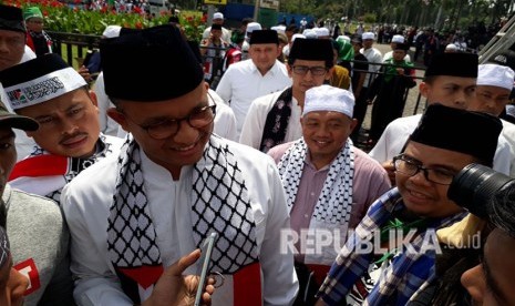 Gubernur DKI Jakarta, Anies Baswedan mengadiri Aksi Bela Alquds di Lapangan Silang Monas, Jakarta, Jumat (11/5)