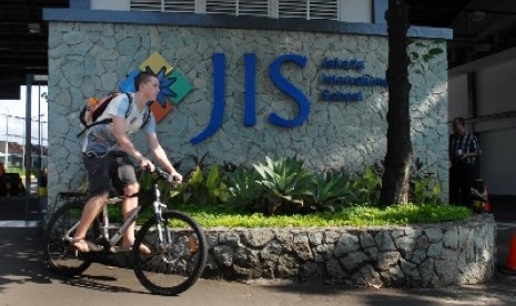 Jakarta International School (JIS). 