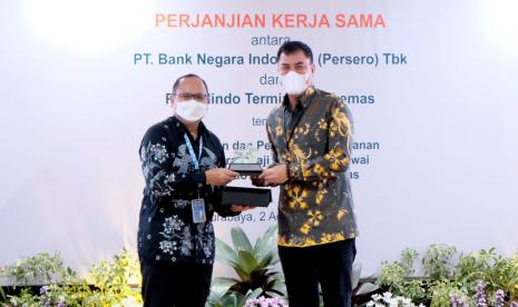 JAKARTA -- (Ki-ka) General Manager Divisi Penjualan BNI Efrizal dan Direktur SDM Pelindo Terminal Petikemas Edi Priyanto dalam Penandatanganan Perjanjian Kerja Sama Penyediaan Jasa Penyaluran Gaji (payroll) Bagi Karyawan Pelindo III oleh BNI di Kantor Wilayah 06 BNI, Selasa (02/08/2022).   BNI memiliki berbagai solusi serta kemudahan fasilitas untuk produk konsumer dan berharap dapat membantu semua pegawai Pelindo Terminal Petikemas untuk Go Produktif.