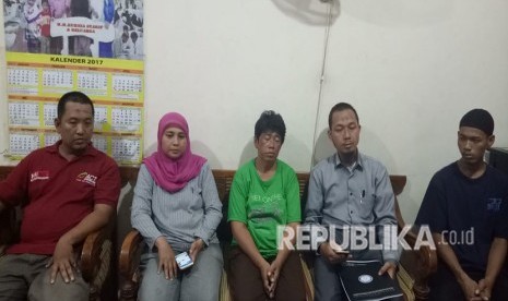 Kuasa hukum korban pembagian sembako di Monas bernama Rizki, Muhammad Fatayyah mendampingi orang tua korban memberi keterangan pers di RT 12/RW 13 Pademangan Barat, Jakarta Utara, Selasa (1/5).