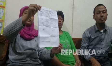 Kuasa hukum korban pembagian sembako di Monas bernama Rizki, Muhammad Fayyadh mendampingi orang tua korban memberi keterangan pers di RT 12/RW 13 Pademangan Barat, Jakarta Utara, Selasa (1/5). 