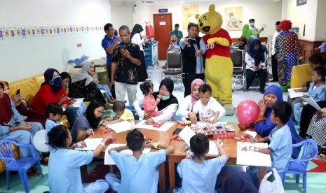 JAKARTA—Menyambut Hari Jantung Dunia pada 29 September mendatang, Dompet Dhuafa (DD) melalui Kegiatan Sahabat Berbagi Harapan Membagi Kebahagian kepada 35  pasien penderita penyakit jantung bawaan (PJB) yang sedang melakukan perawatan di Rumah Sakit (RS) Harapan Kita, Jakarta, Kamis (26/9)