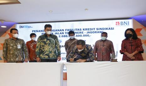 JAKARTA -- Pemimpin Divisi Sindikasi & Solusi Korporasi BNI Rommel Sitompul, Pemimpin Divisi Bisnis Korporasi BNI Rudy Sihombing, Direktur Utama PT Translingkar Kita Jaya Hilman Muchsin, dan Direktur Pembiayaan dan Investasi SMI Sylvi Gani disaksikan oleh Direktur Utama SMI Edwin Syahruzad, Komisaris TLKJ Teddy Surianto, dan Komisaris TLKJ Bastillah Noor dalam acara penandatanganan kerja sama kredit sindikasi Rp2,68 triliun untuk Proyek Jalan Tol Cinere–Jagorawi (Cijago), Selasa (14/12/2021).