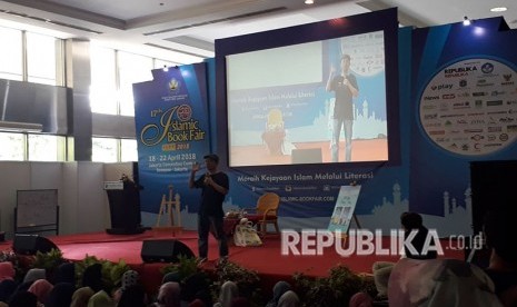 JAKARTA -- Penulis novel-novel best seller, Tere Liye memberikan tips menulis di panggung utama Islamic Book Fair (IBF) 2018 di Jakarta Convention Center (JCC), Jakarta, Ahad (22/4). 