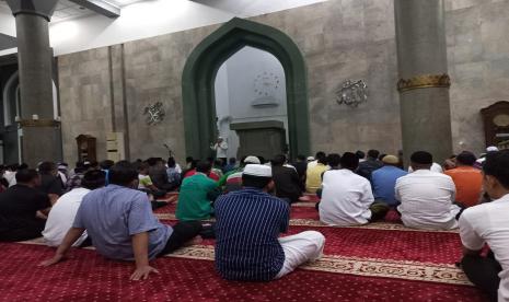 Peserta bimbingan teknis (Bimtek) petugas penyelenggara ibadah haji (PPIH) Arab Saudi diajak membaca sayyidul istighfar setelah salat subuh berjamaah. Ajakan itu disampaikan KH Numan Khumaidi sebagai petugas bimbingan ibadah haji sektor Madinah, Jumat (20/6/2022).