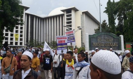 JAKARTA -- Ribuan Massa Aksi Simpatik 55 mulai membubarkan diri dari Masjid Istiqlal, Jakarta Pusat, Jumat (5/5) sore.