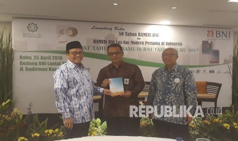 JAKARTA -- Wakil Ketua Komisi Fatwa Majelis Ulama Indonesia (MUI) sekaligus Dewan Syariah Bamuis BNI, Prof Muhammad Amin Suma (paling kiri) meluncurkan buku Bamuis BNI Laz-Nas Modern Pertama di Indonesia di Gedung BNI Pusat, Jakarta, Rabu (25/4).