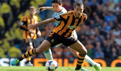 Jake Livermore (kanan) 