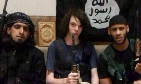  Jake (tengah) diapit dua pria yang diduga anggota ISIS pada Desember 2014