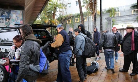  Jaket kulit diserahkan kepada para tunawisma di bawah jembatan Woolloomooloo di Sydney.