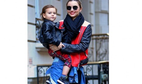 Jaket kulit Miranda Kerr