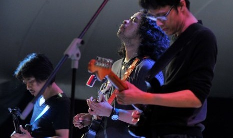 JAKJAZZ 2012. Kelompok gitaris Trisum beraksi pada hari pertama Jakarta International Jazz Festival 2012 di komplek Istora Senayan, Jakarta, Jumat (19/10). 